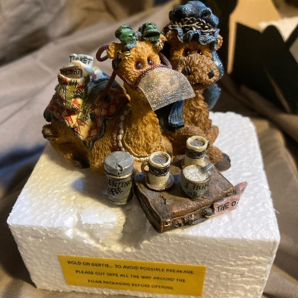Boyds Bears Camel Couple Figurine in Brown, Tan, Green, Blue